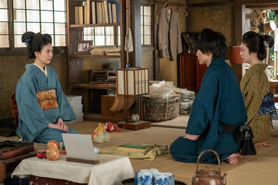 長屋を訪ねた田邊の妻・聡子。左から、聡子（中田青渚）、万太郎（神木隆之介）、寿恵子（浜辺美波）