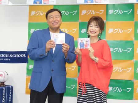 　新曲発表会を行った（左から）石田重廣社長、保科有里