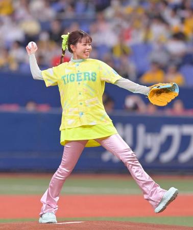 　ファーストピッチセレモニーを行うａｓｍｉ（撮影・立川洋一郎）