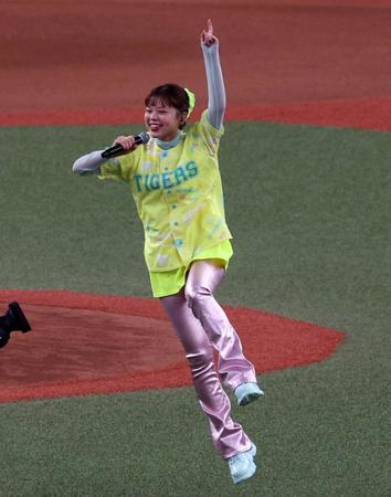 　試合前、歌声を披露するａｓｍｉ（撮影・山口登）