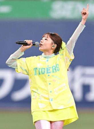 　熱唱するａｓｍｉ（撮影・高部洋祐）