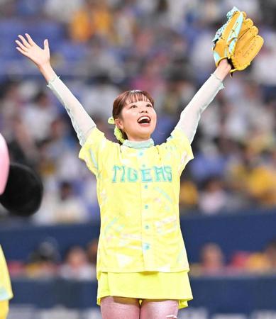 　ファーストピッチセレモニーを終え、スタンドに向かって手を振るａｓｍｉ（撮影・高部洋祐）