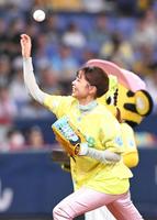 　ファーストピッチセレモニーで投球するａｓｍｉ（撮影・高部洋祐）