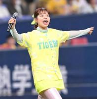 　熱唱するａｓｍｉ（撮影・高部洋祐）