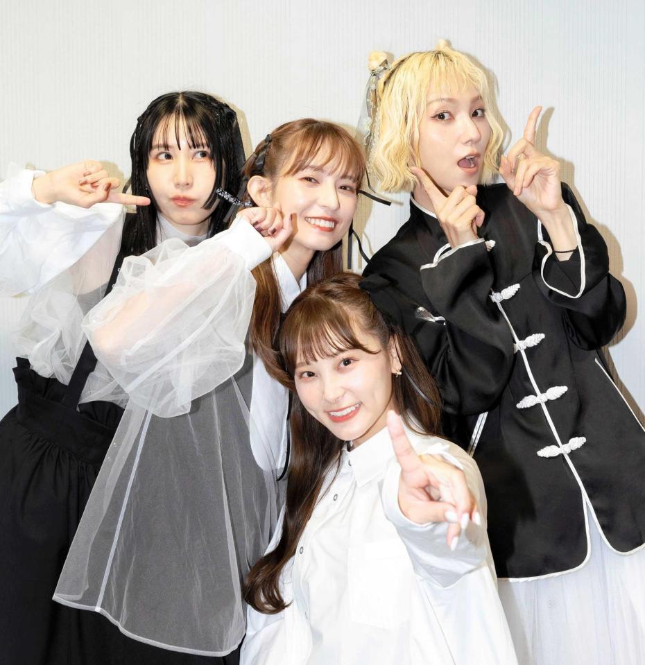 　ギネス登録で１のポーズを決める（左から）ＴＯＭＯＭＩ、ＨＡＲＵＮＡ　、ＲＩＮＡ、ＭＡＭＩ