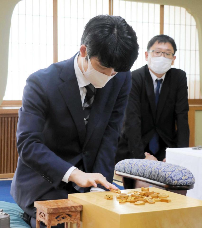 　前日検分を行う藤井聡太王位（日本将棋連盟提供）