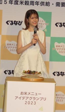 　サプライズの誕生日プレゼントに笑顔を見せる松村沙友理