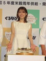 　サプライズの誕生日プレゼントに笑顔を見せる松村沙友理