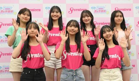 　先輩モデルの永瀬莉子（左端）、秋田汐梨（右端）とともに笑顔を見せるミスセブンティーン２０２３。（左から）竹下優名、関谷瑠紀、松本麗世、高比良由菜、宮迫翠月（撮影・伊藤笙子）