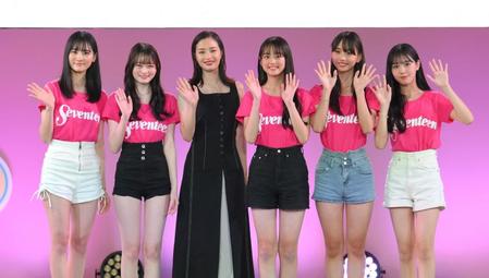 　ミスセブンティーン２０２３に選ばれた（左から）関谷瑠紀、高比良由菜、プレゼンターの広瀬すず、竹下優名、松本麗世、宮迫翠月（撮影・伊藤笙子）