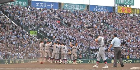 　優勝した慶応ナイン。手前は最後の打者、仙台育英・橋本航河＝２３日