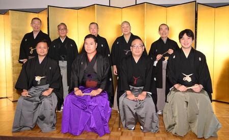 　真打昇進襲名披露会見に出席した（前列左から）林家まめ平、柳家平和、柳家福多楼、林家希林、（後列同）柳亭市馬、林家正蔵、柳家小さん、柳家権太楼、林家木久扇（撮影・伊藤笙子）