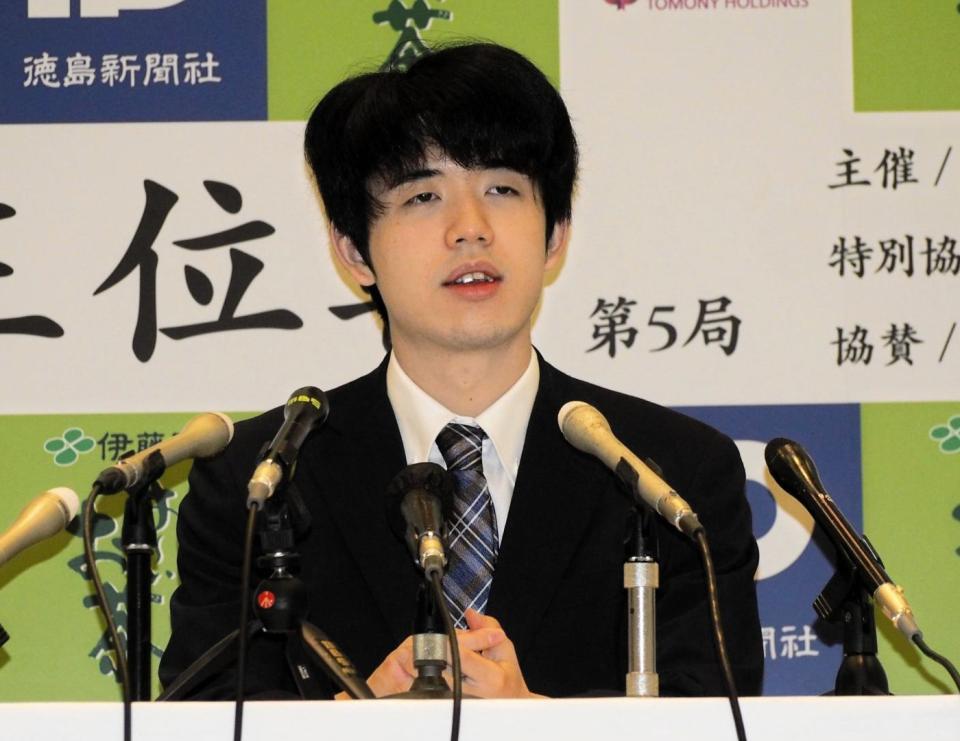 　一夜明け会見を行った藤井聡太王位