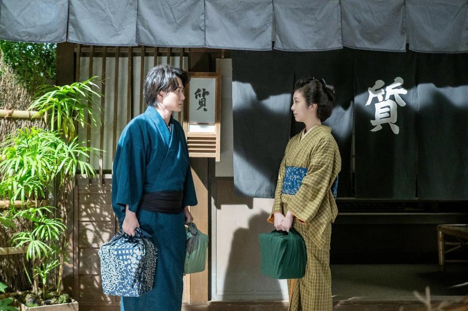 質屋の店先で話す万太郎（神木隆之介）と妻・寿恵子（浜辺美波）