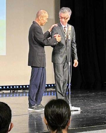 　８月１５日に最後の舞台に臨んだおかゆうたさん（左）とおかけんた（吉本興業提供）