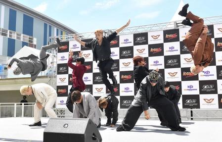 　デビュー曲「Ｊｅｔｔｉｎ’」を披露するＴＨＥ　ＪＥＴ　ＢＯＹ　ＢＡＮＧＥＲＺ（撮影・出月俊成）