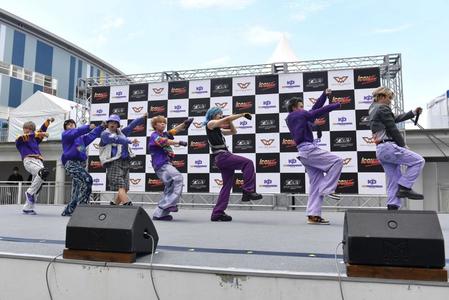 　デビュー曲「Ｗｈｅｅｌｉｅ」を披露するＫＩＤ　ＰＨＥＮＯＭＥＮＯＮ（撮影・出月俊成）