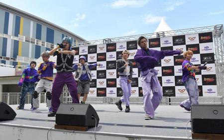 　デビュー曲「Ｗｈｅｅｌｉｅ」を披露するＫＩＤ　ＰＨＥＮＯＭＥＮＯＮ（撮影・出月俊成）