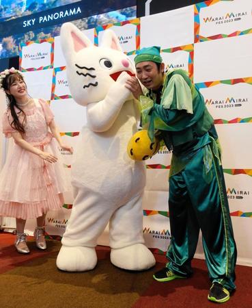 　ＮＯＮ　ＳＴＹＬＥ・石田明（右）に耳打ちするノンタン（中央）