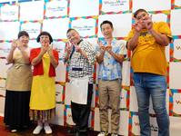 　Ｗａｒａｉ　Ｍｉｒａｉ　Ｆｅｓの頭文字「Ｗ」と「Ｍ」のポーズをとる（左から）浅香あき恵、すっちー、川畑泰史、西川忠志、諸見里大介