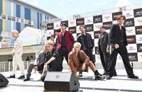 　デビュー曲「Ｊｅｔｔｉｎ’」を披露するＴＨＥ　ＪＥＴ　ＢＯＹ　ＢＡＮＧＥＲＺ（撮影・出月俊成）