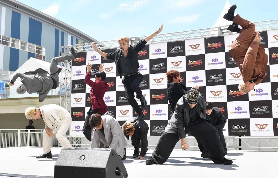 　デビュー曲「Ｊｅｔｔｉｎ’」を披露するＴＨＥ　ＪＥＴ　ＢＯＹ　ＢＡＮＧＥＲＺ（撮影・出月俊成）