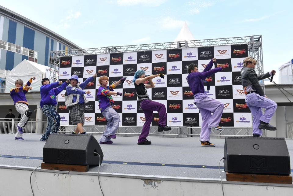 　デビュー曲「Ｗｈｅｅｌｉｅ」を披露するＫＩＤ　ＰＨＥＮＯＭＥＮＯＮ（撮影・出月俊成）