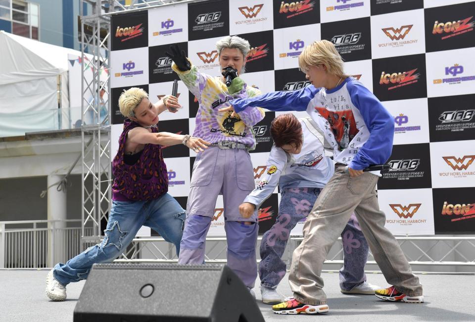 　デビュー曲「Ｓｗｅｅｔ　Ｒａｉｎ」を披露するＷＯＬＦ　ＨＯＷＬ　ＨＡＲＭＯＮＹ（撮影・出月俊成）