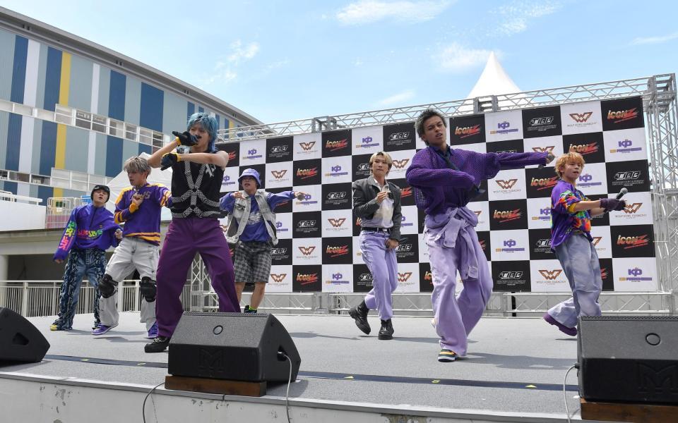 　デビュー曲「Ｗｈｅｅｌｉｅ」を披露するＫＩＤ　ＰＨＥＮＯＭＥＮＯＮ（撮影・出月俊成）