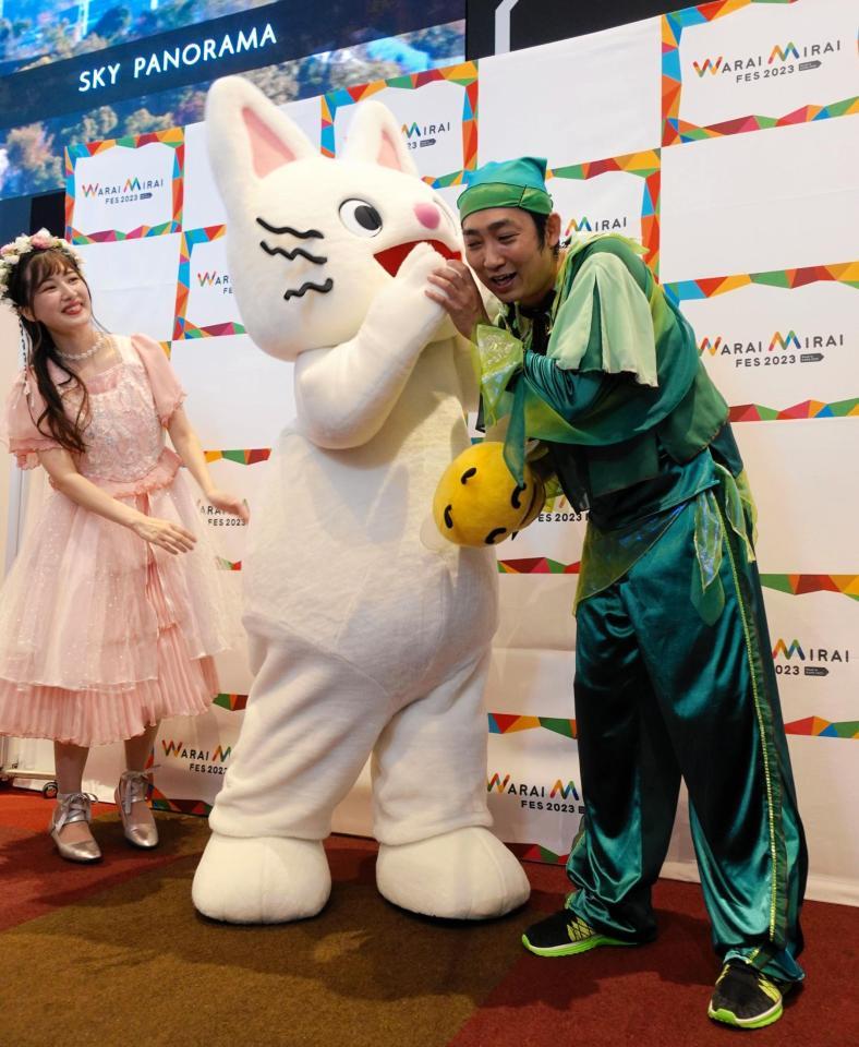 　ＮＯＮ　ＳＴＹＬＥ・石田明（右）に耳打ちするノンタン（中央）