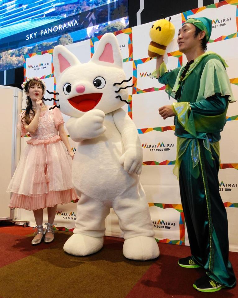 　ＮＯＮ　ＳＴＹＬＥ・石田明（右）に「わなかはやっぱり塩やな」とコテコテ関西弁な心のうちを代弁されたノンタン（中央）