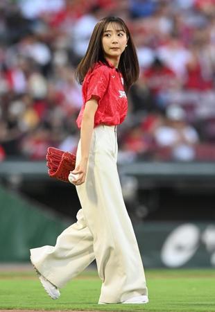 　始球式を行うためマウンドへ向かうフジテレビアナウンサーの佐久間みなみ（撮影・田中太一）