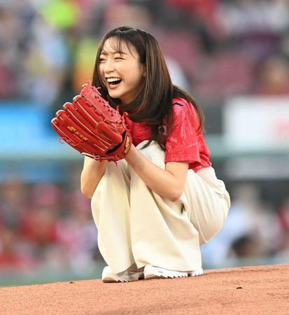 　始球式を行いマウンドに座り込むフジテレビアナウンサーの佐久間みなみ（撮影・田中太一）