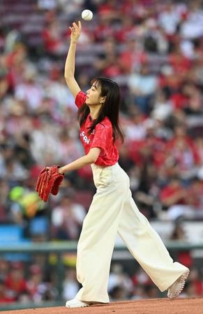 　始球式を行うフジテレビアナウンサーの佐久間みなみ（撮影・田中太一）