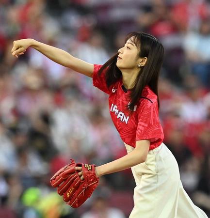 　始球式を行うフジテレビアナウンサーの佐久間みなみ（撮影・田中太一）