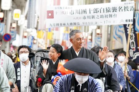 　襲名披露お練りを行った市川團十郎、市川新之助親子