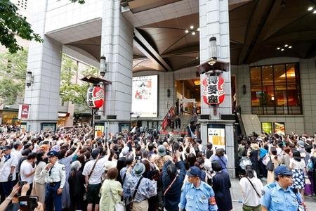 　博多座の前で行われた市川團十郎、市川新之助（奥の階段）のあいさつには、多くの人が集まった