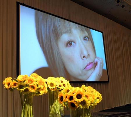 　きれいな花が供えられた夏まゆみさんの遺影（撮影・佐藤厚）