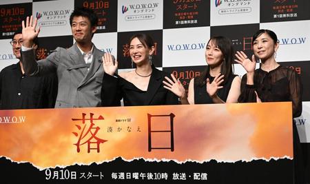 　完成を喜ぶ（左から）内田英治監督、竹内涼真、北川景子、吉岡里帆、黒木瞳（撮影・金田祐二）