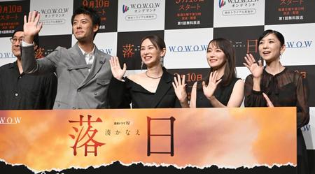 　完成を喜ぶ（左から）内田英治監督、竹内涼真、北川景子、吉岡里帆、黒木瞳（撮影・金田祐二）