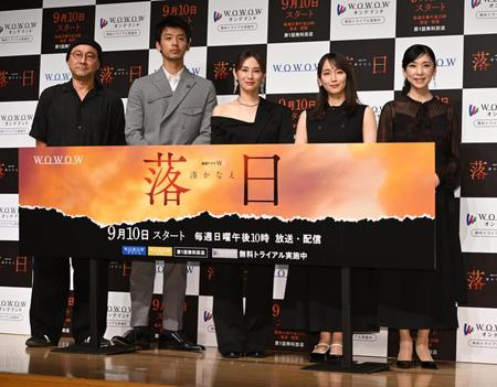 　完成を喜ぶ（左から）内田英治監督、竹内涼真、北川景子、吉岡里帆、黒木瞳（撮影・金田祐二）