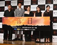 　完成を喜ぶ（左から）内田英治監督、竹内涼真、北川景子、吉岡里帆、黒木瞳（撮影・金田祐二）