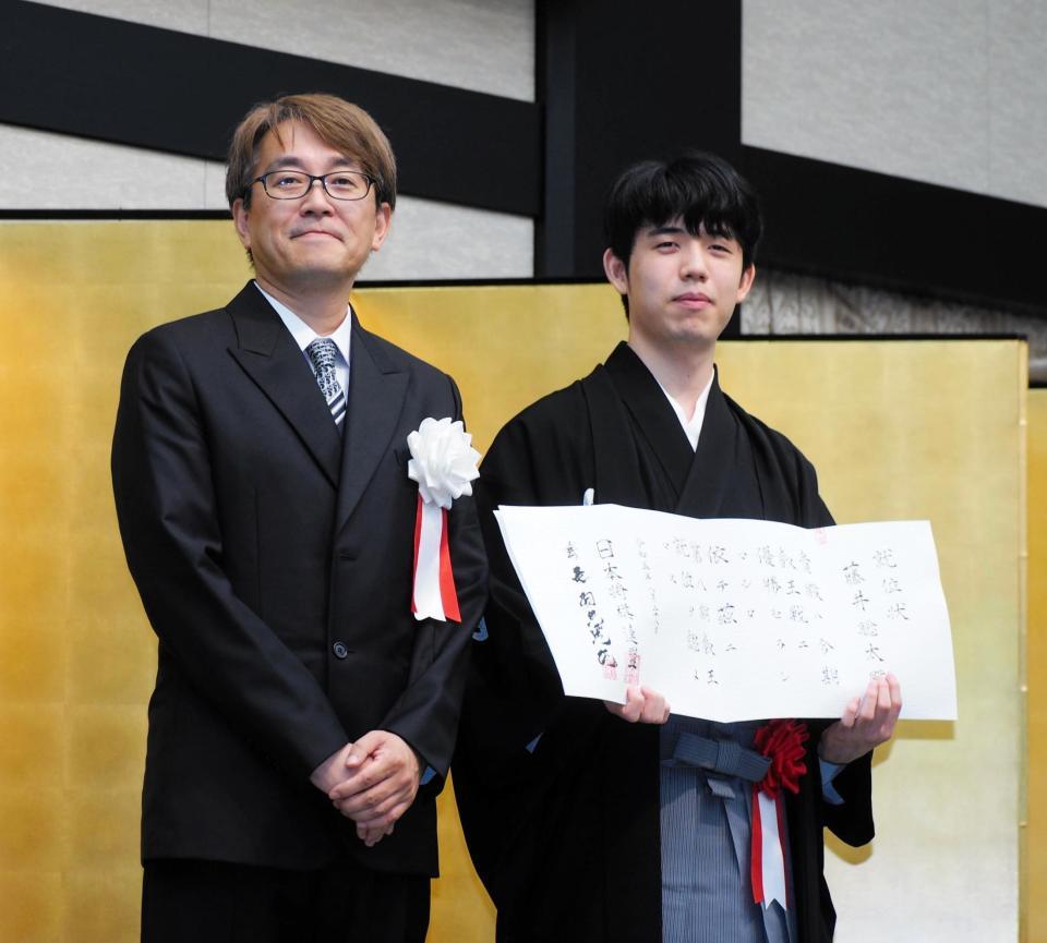 　羽生善治会長（左）から就位状を受け取った藤井聡太叡王