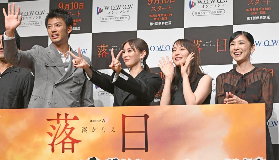 　完成を喜ぶ（左から）竹内涼真、北川景子、吉岡里帆、黒木瞳（撮影・金田祐二）