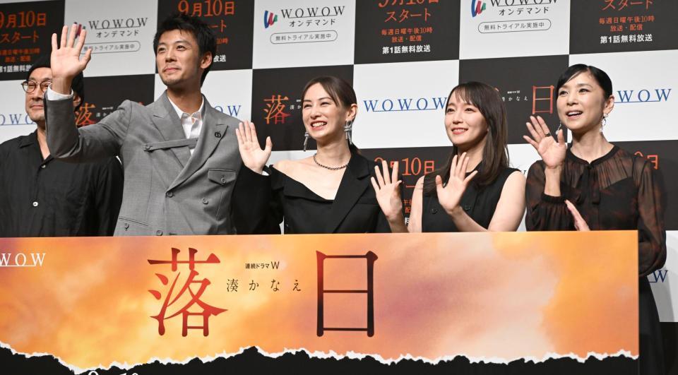 　完成を喜ぶ（左から）内田英治監督、竹内涼真、北川景子、吉岡里帆、黒木瞳（撮影・金田祐二）