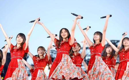 　大歓声を受け笑顔でパフォーマンスする井上和（中央）ら乃木坂46