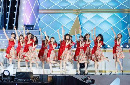 　大歓声を受け笑顔でパフォーマンスする乃木坂46