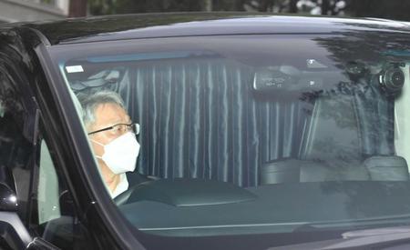 　東京地裁に到着した永山絢斗被告を乗せたと思われる車両。後部座席はカーテンで覆われていた（撮影・佐々木彰尚）