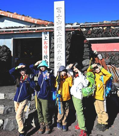 富士山の頂上に立つ＃ババババンビ©斉藤明