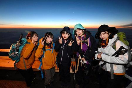 御来光前の空をバックに撮影を行った＃ババババンビの（左から）近藤沙瑛子、岸みゆ、小鳥遊るい、水湊みお、宇咲©斉藤明＝富士山